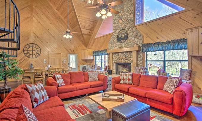 Cotton Gin Cabina | Groesbeck 'Lodge on the River': Hot Tub & Fire Pit