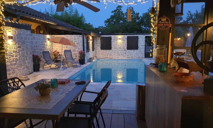 Montfermier Casa | Groot 6 Persoons Familie Huis met Overdekt Buiten Terras, en Gedeeld Zwembad