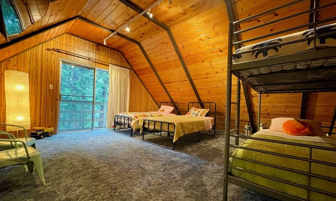 Placerville Cabina | Groovy Cabin in the woods is a perfect place for family and friends to gather.