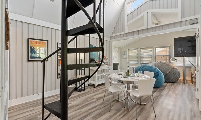 Vacation Village Casa | Groovy, Family-Friendly A-Frame: 30-40 min to Disney and Universal theme parks