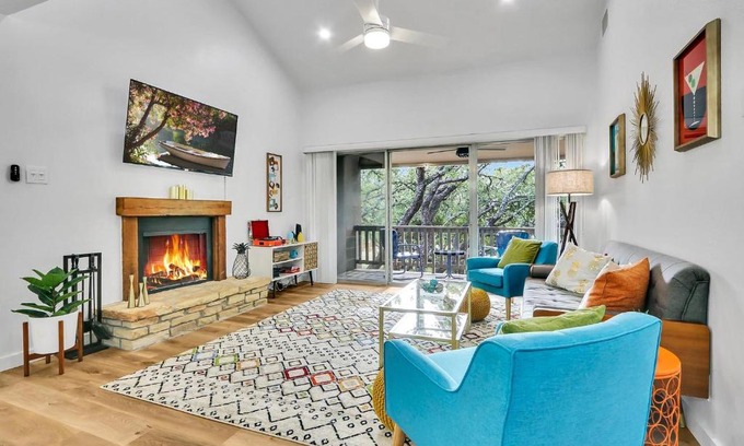 Canyon Lake Casa | Groovy Getaway