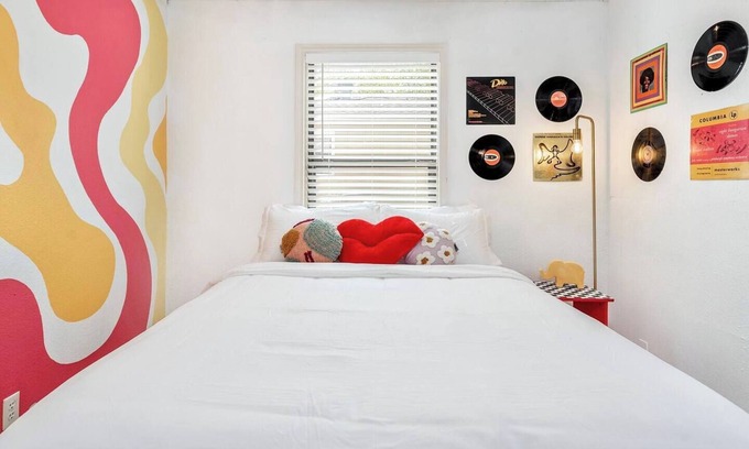 West Park Cabaña | Groovy Getaway ~Less than a mile from campus!