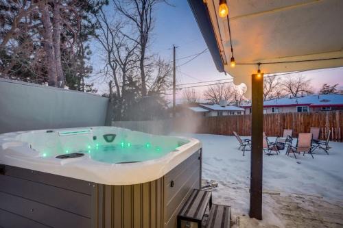 Westminster Casa | Groovy Getaway With 4 KING Beds And A Hot Tub