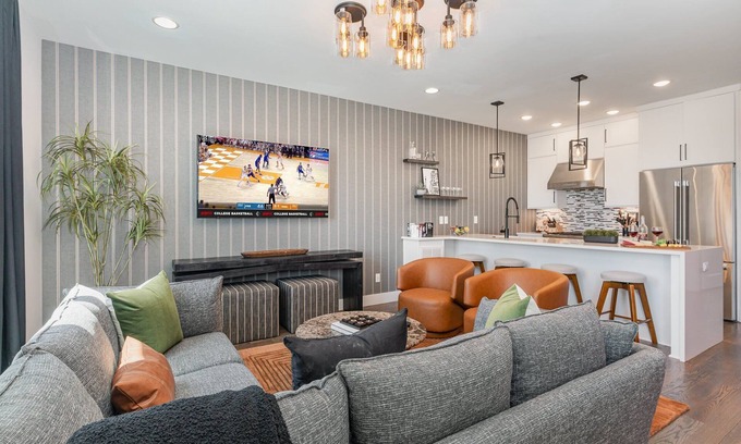 Katie Hill Neighborhood Casa | Groovy -Rooftop Patio w/ Hot Tub -Mins to Broadway