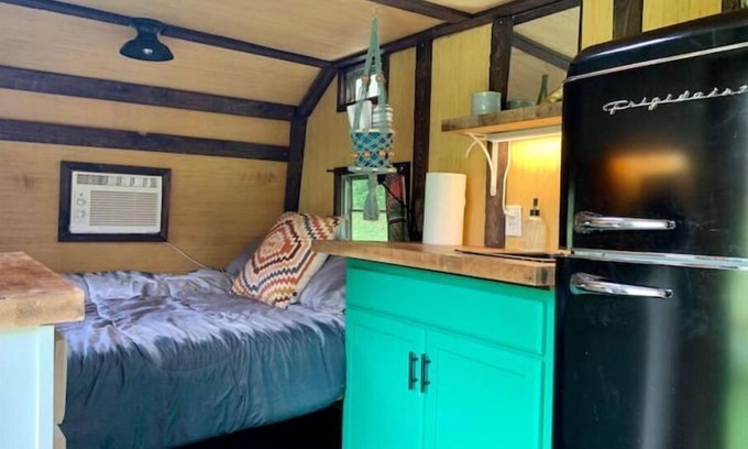 Monticello Alquiler De RV | Groovy Vintage RV In the Woods