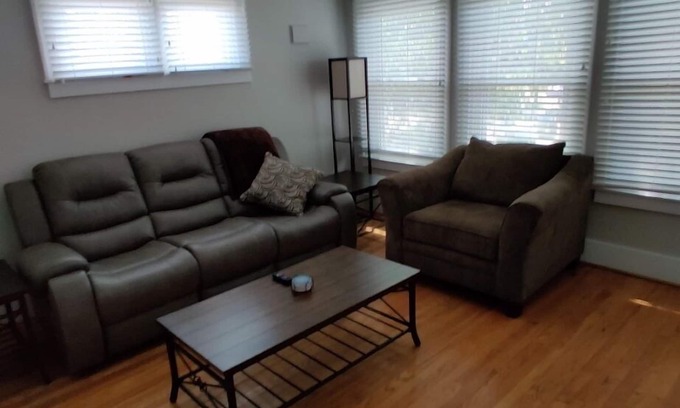 Grosse Pointe Casa | Grosse Pointe Cozy★ ★Downtown Detroit Close