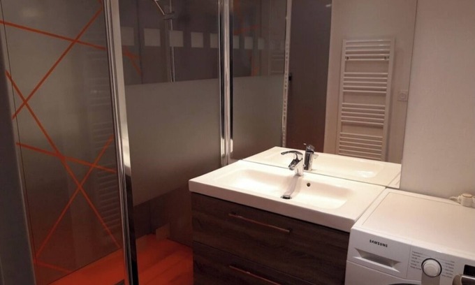 Pleherel-Plage-Vieux-Bourg Apartamento | Ground floor apartment with terrace, close to shops and beach.