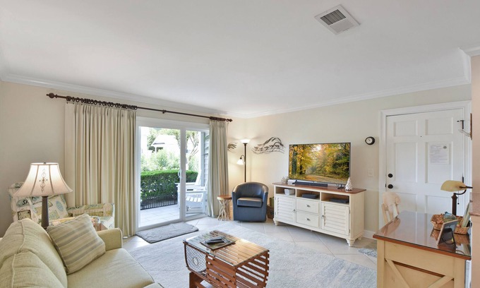 Demere Park Condominio | Caminata al pueblo. Corta distancia a la playa. 2 piscinas 1 calentado