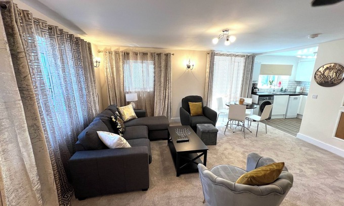 Street Apartamento | Ground Floor 2 Bedroom, Edge of Glastonbury & Street Town Centre, Onsite Parking