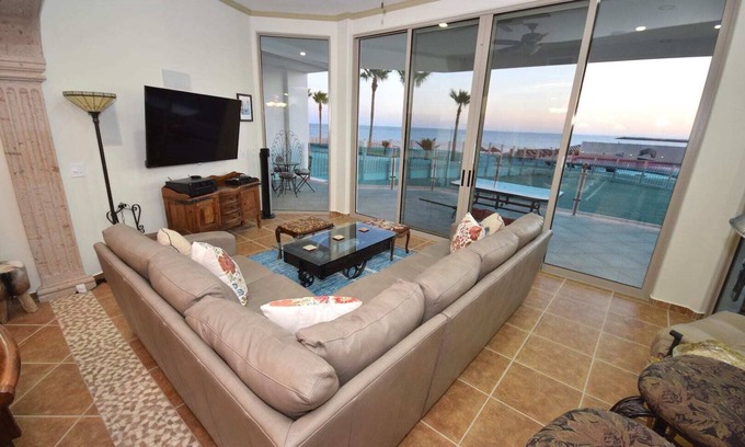 Sandy Beach Condominio | Planta baja, 3 recámaras, 3 baños, a pasos de la piscina y la playa.
