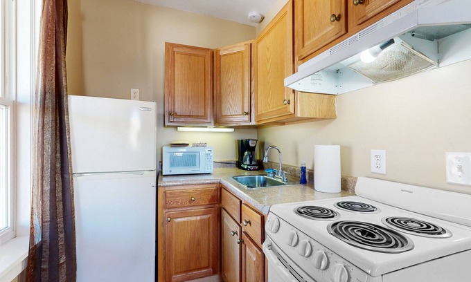 Naturita Casa | Ground-floor aparthotel with patio, grill, volleyball, mtn views