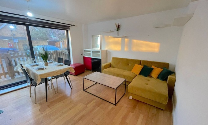 Heston Central Casa | Ground Floor apartment 2 min walk from Hounslow West Train Station