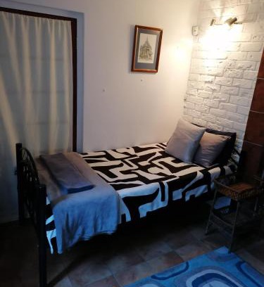 Ethekwini Apartamento | Ground Floor apartment-2 x single beds, TV,kitchen, own bathroom, patio