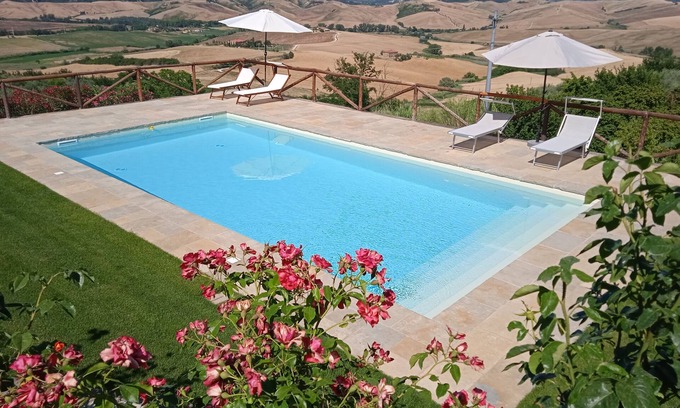 Chianni Casa | Apartamento en planta baja con logia y jardín, vista panorámica.