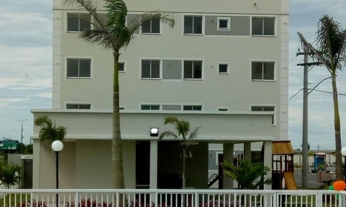 Macae Apartamento | Ground floor apartment with private area and lawn