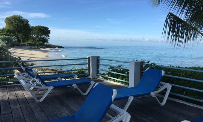 Sunset Crest Apartamento | Ground Floor Apt with garden only 3 mins walk to Beach and Beach Club
