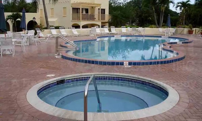 Central Naples Condominio | Ground Floor Condo in the Prestigious World Tennis Club, Membership Included