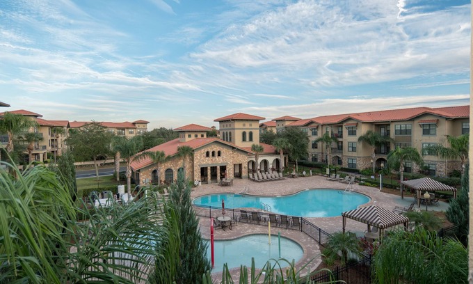 Wellington Condominio | Ground floor condo, no carpet, community pools, fitness room, 9 miles to Disney World