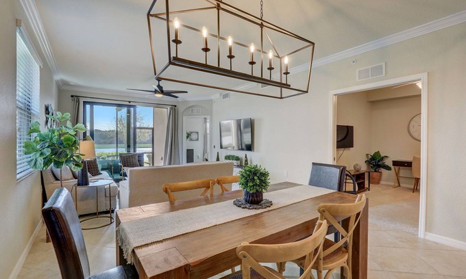 Lakewood Ranch Condominio | GROUND FLOOR End unit 2 Bed/2bath+Den, Beautiful water view, 2 Golf Courses