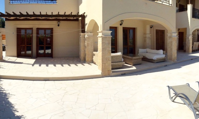 Aphrodite Hills Apartamento | Apartamento en planta baja con jardín en complejo de ocio