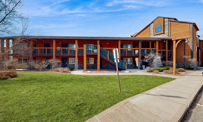 Wisconsin Dells Apartamento | Ground-floor hotel-style condo with fast WiFi, central AC, & kitchenette