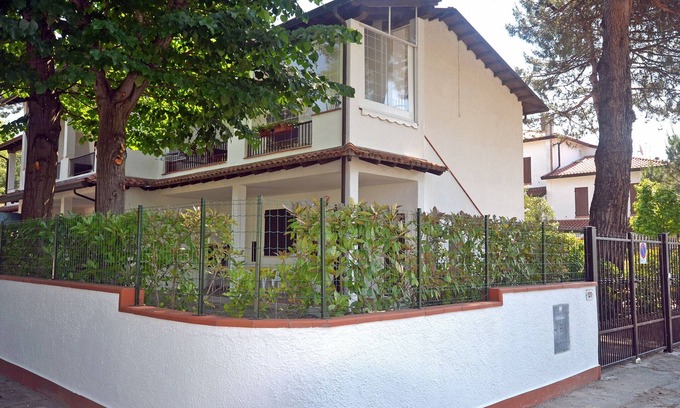 Lido delle Nazioni Casa | Villa en planta baja con jardín y cómodo patio junto al mar con aire acondicionado.