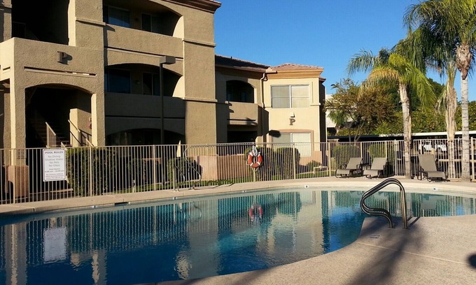 Tempe Condominio | Planta baja, piscina, spa y sala de fitness - condominio 1Bd / 1Ba. Lugar de estacionamiento cubierto