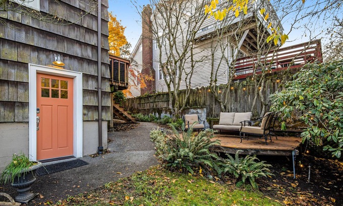 Phinney Ridge Casa | Ground-floor property with deck, WiFi, and ideal location next to Woodland Park