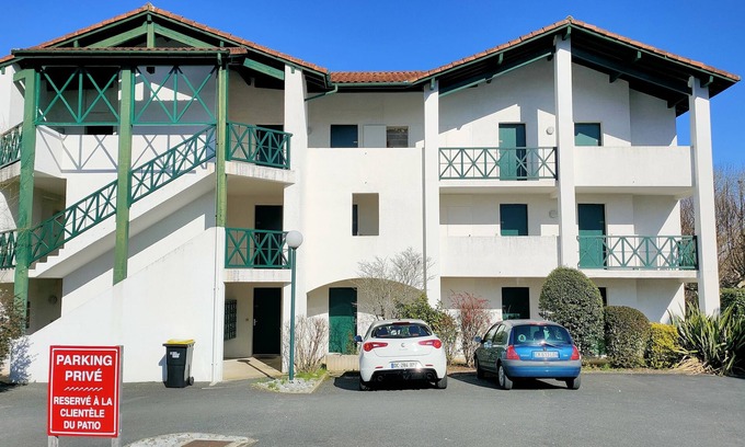 Cambo-les-Bains Apartamento | Ground floor studio with small garden in the center of Cambo les bains.