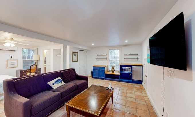 Old Northwood Cabaña | Ground-floor studio with shared outdoor area - near beach & attractions