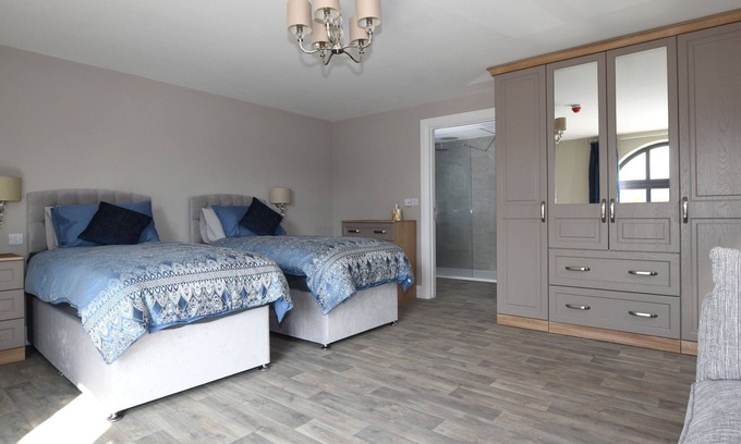 Hillsborough Casa | Suite-Lujoso-Baño con ducha-Vista al campo-Ground floor suite