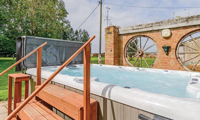 Wisbech Cabaña | 9 bedroom accommodation in Three Holes, Nr Downham Market