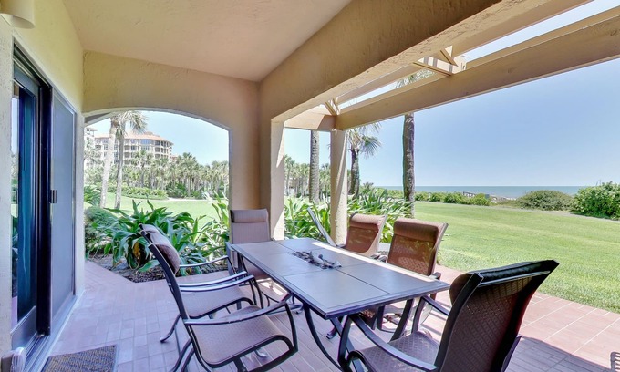 Fernandina Beach Condominio | Dunas de tortugas en el primer piso: patio trasero ¡A solo unos pasos del océano!