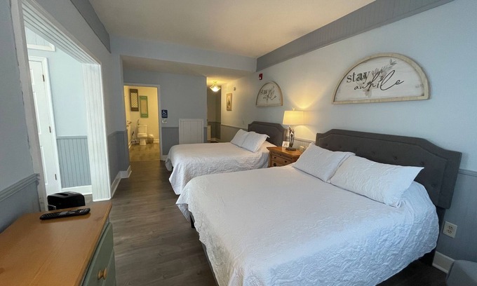 Frankford Cama Y Desayuno | Ground floor, Two queen Beds - Room 6 The Inn at Dirickson Creek