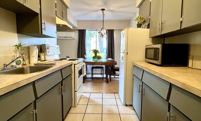 Port Alice Apartamento | Ground Level 2 Bed 1 Bath Apartment with AC- Peak a boo Ocean views