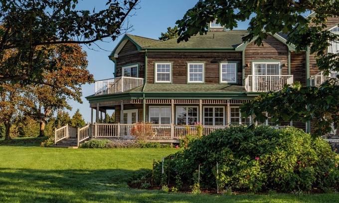 Little Pond Apartamento | Ground level 2 bedroom with wrap around porch