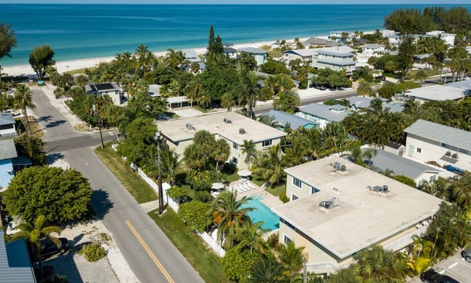Ilexhurst Condominio | Adorable ground-level condo near the beach. Large heated pool!