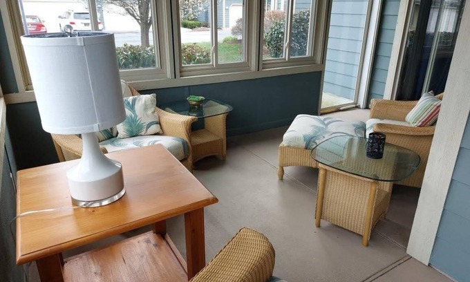 Lewes Condominio | Ground Level Beach Condo Porch Parking Clean