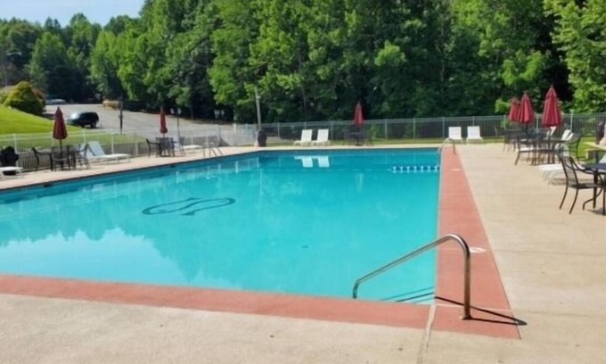North Shore Condominio | Ground level condo with pool and wifi