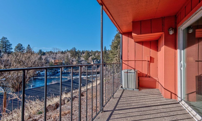 Orchard District Apartamento | Ground level Deschutes River Studio w/ Fireplace! Pet Friendly!