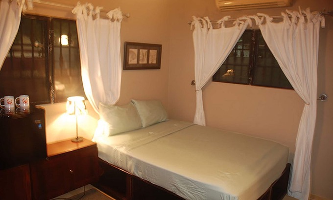 Los Cerros Apartamento | Groundfloor room in quiet residence, pool/WiFi/cable TV/parking