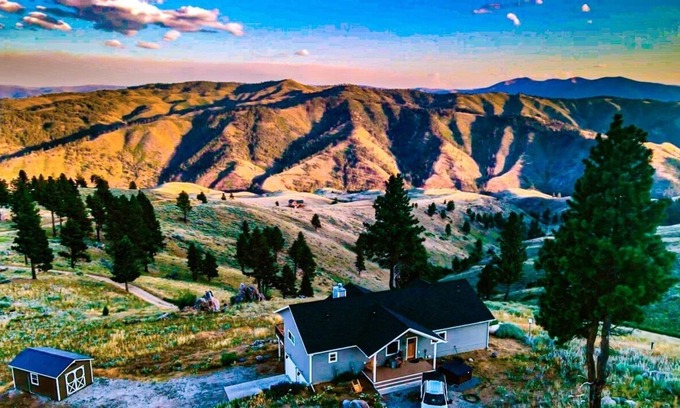 Darby Casa | Group Basecamp for Mountain Getaway overlooking Trapper Peak w/ Wifi