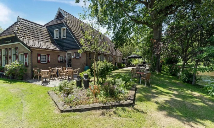 Giethoorn Casa | Group farm by the water in Giethoorn