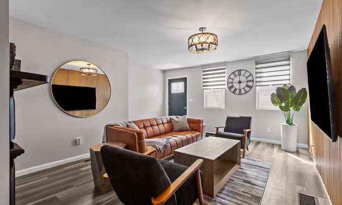 East Allegheny Casa | Group-Friendly 4 Bedroom/5 Bathroom Pets OK Close to Stadium 2 Car Pvt Parking