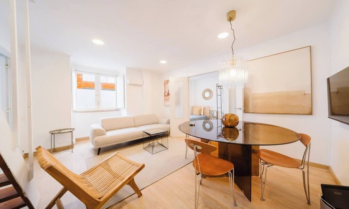 Socorro Apartamento | Group-Friendly 4BR Lisbon Duplex + Castle View