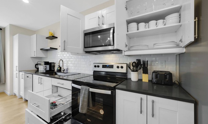 Maple Hill Casa | Group-Friendly Townhouse Stay – Sleeps up to 20