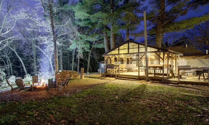 Wisconsin Dells Cabina | Group Getaway-4 Cabins @ Sandstone Rustic Retreat
