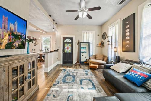 Harlandale Casa | Group Getaway with Backyard Theater Close to River Walk