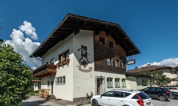 Hopfgarten im Brixental Chalet De Esquí | Group house with own cinema and bar, ski lift 1km away