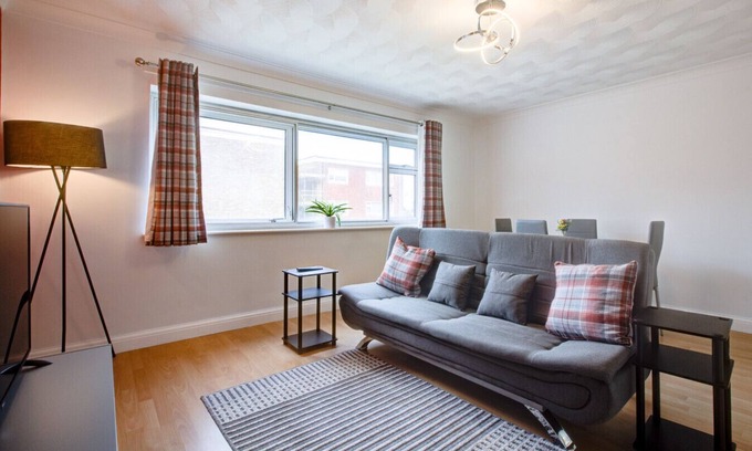 Ipswich Casa | The Ipswich Group Retreat: 4BR 3BATH Ample Parking